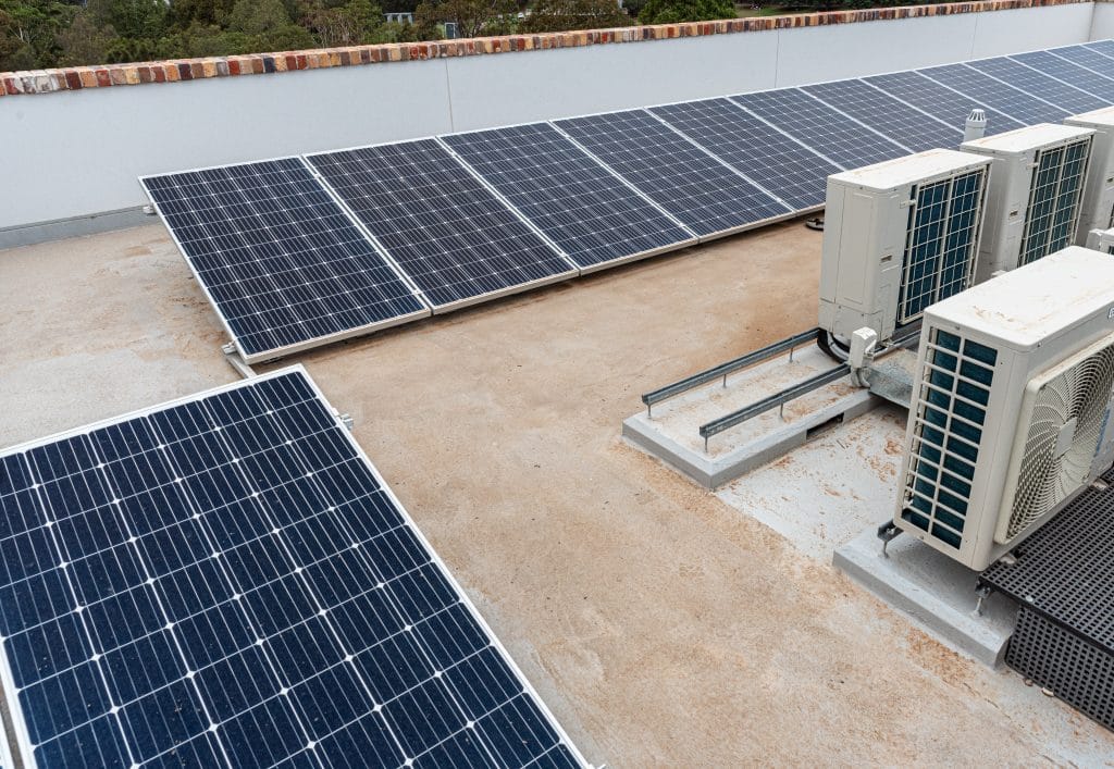 ¿Puede funcionar el aire acondicionado con paneles solares?