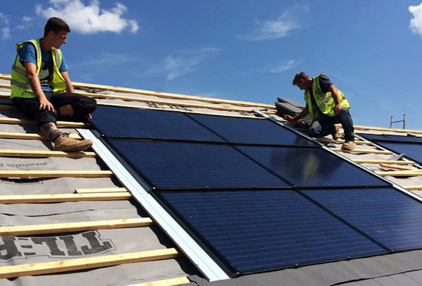 ¿Puedo usar paneles solares como techo en mi propiedad?